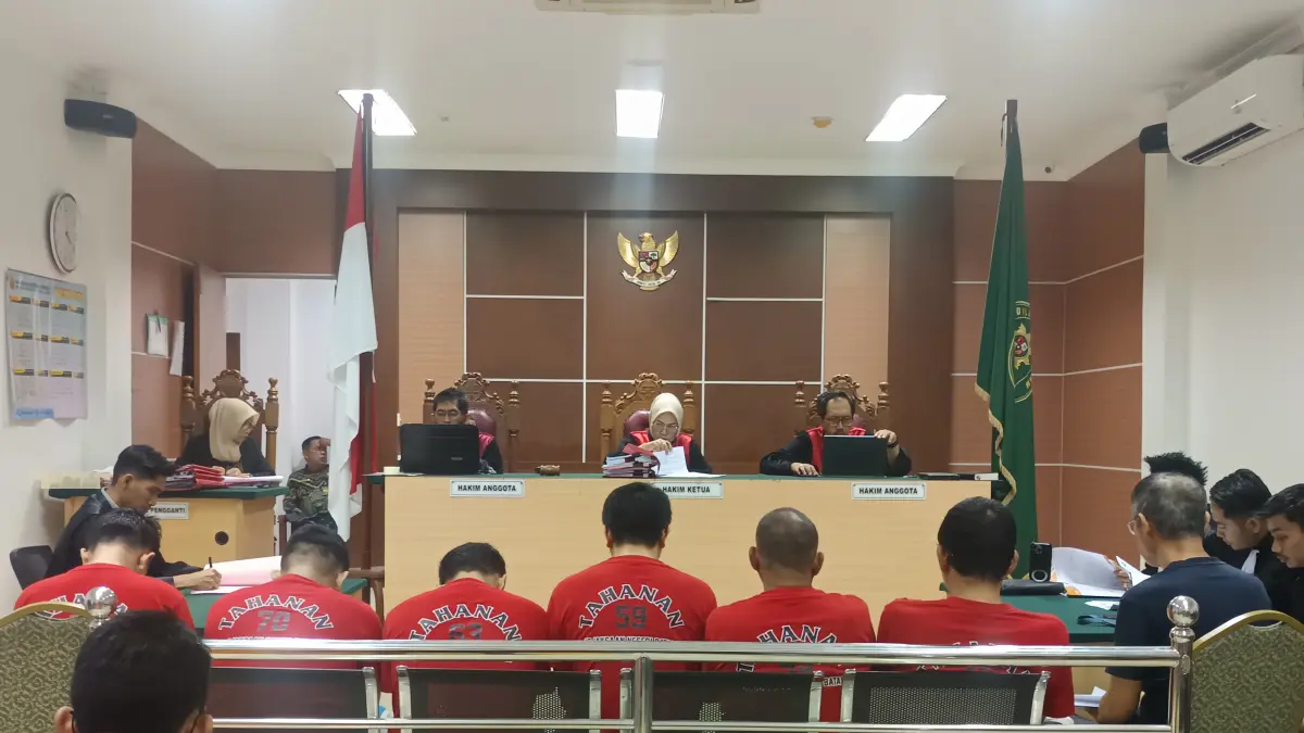Tujuh terdakwa kasus ledakan kapal tanker MT Federal II di galangan PT ASL Shipyard Indonesia, Tanjunguncang, Batam, saat duduk di kursi pesakitan di Pengadilan Negeri (PN) Batam, Kamis (13/8). F. Jamaluddin/Batam pos