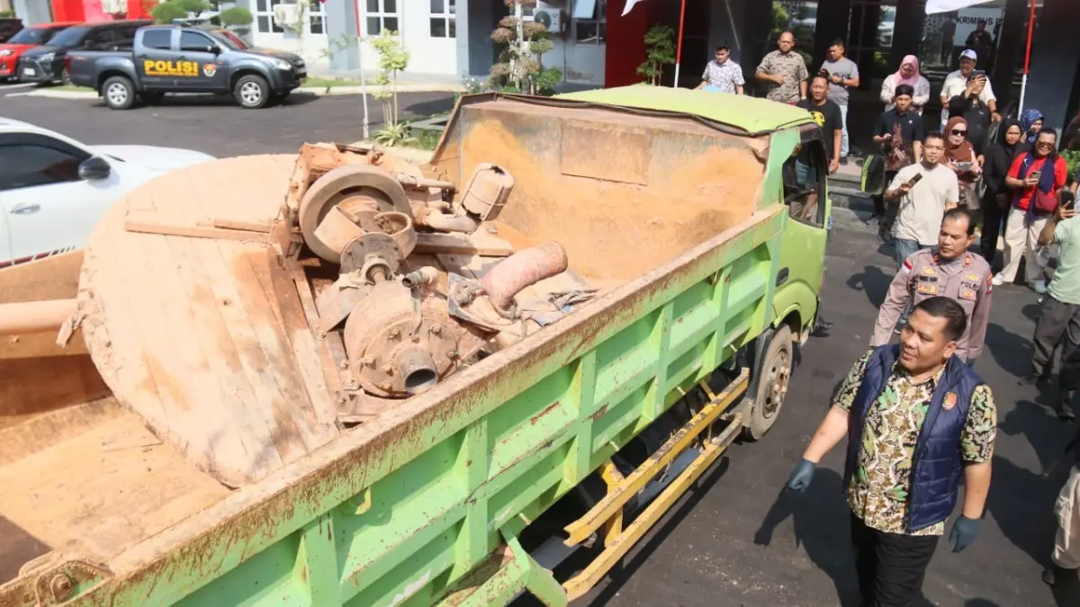 Wakil Direktur Reskrimsus Polda Kepri AKBP Juleigtin Siahaan menunjukan barang bukti truk dan mesinpompa air dan lainya yang diamankan hasil penindakan aktivitas tambang pasir ilegal saat rilis di Mapolda Kepri, Jumat (14/8). F Cecep Mulyana/Batam Pos