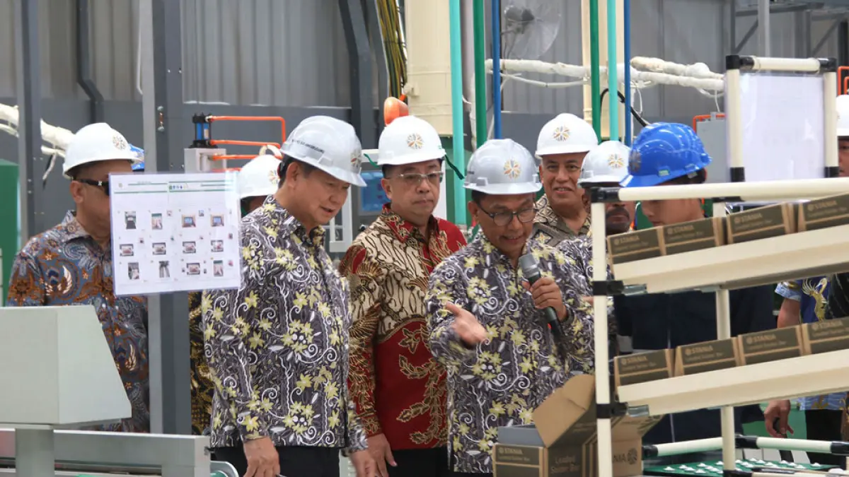 Komisaris Utama PT Arsari Tambang, Hashim Djojohadikusumo meninjau pabrik PT Solder Tin Andalan Indonesia yang baru diresmikan di Batam, beberapa waktu lalu. Perang tarif AS-China membuka peluang Batam menarik relokasi investasi. Foto: Cecep Mulyana/Batam Pos