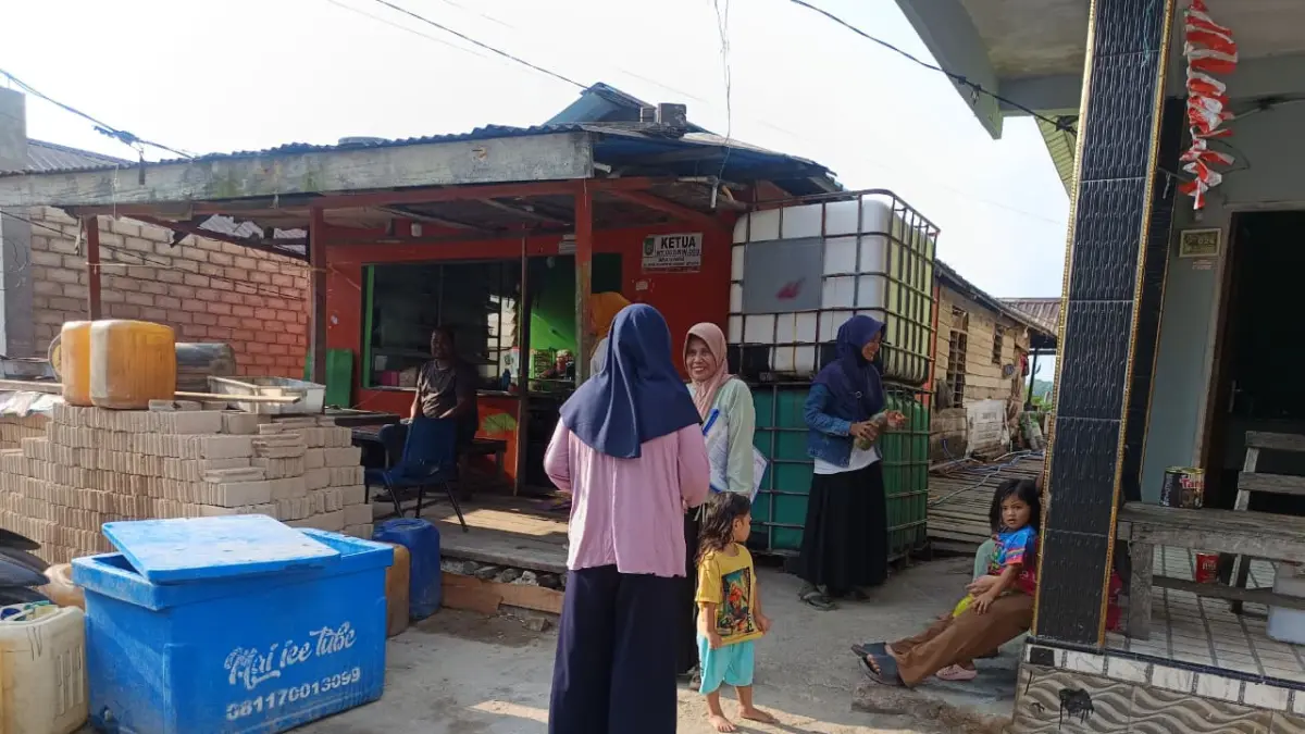 Warga Kampung Tua Dapur 12, Kelurahan Sei Pelunggut, Kecamatan Sagulung, Batam, terpaksa membeli air bersih dari mobil tangki akibat distribusi air yang tidak mengalir selama lebih dari setahun. Kondisi tersebut membuat biaya kebutuhan air rumah tangga meningkat. F. Jamaluddin / Batam Pos