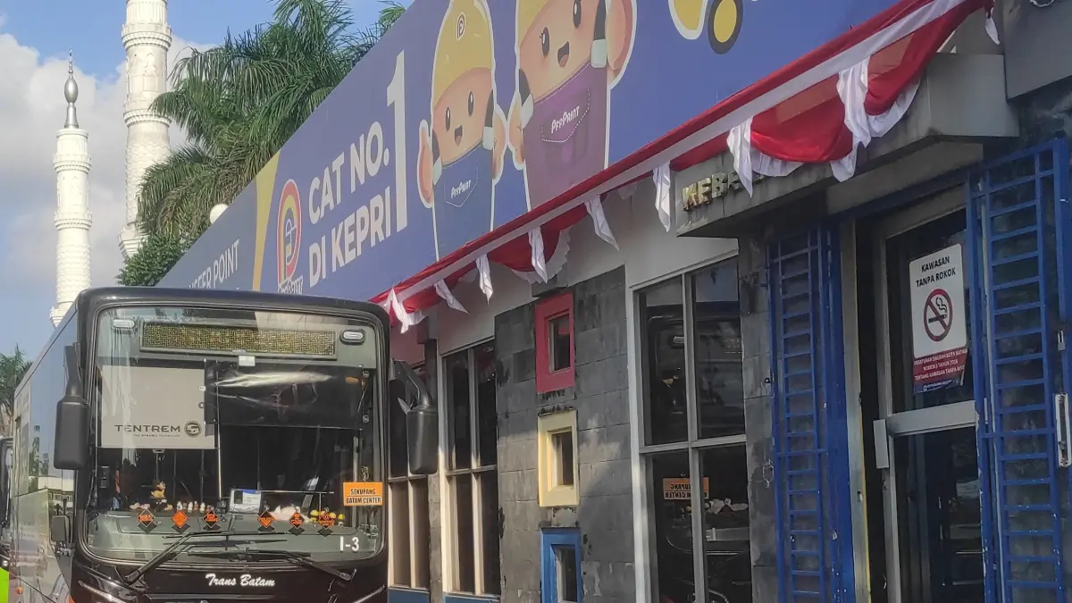 Bus Trans Batam saat menunggu penumpang di halte bus di Batam Center, Jumat (14/8). F Cecep Mulyana/Batam Pos