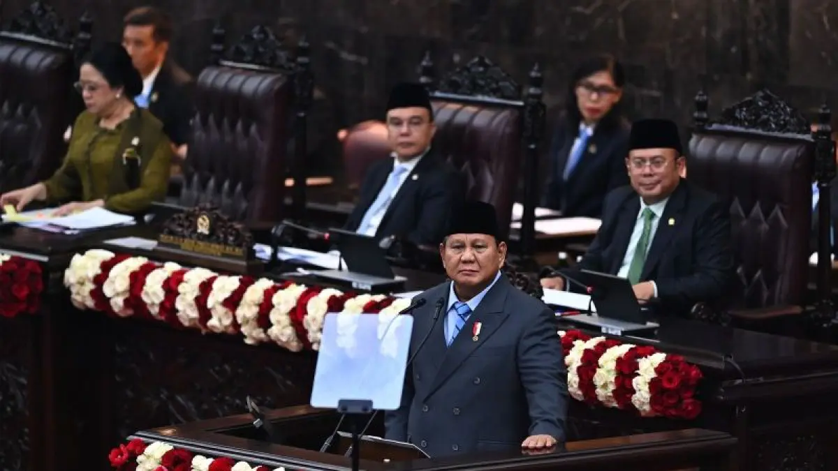 Presiden Prabowo Subianto menyampaikan pidato kenegaraan dalam rangka Penyampaian Pengantar/Keterangan Pemerintah atas RUU tentang APBN Tahun Anggaran 2027 beserta Nota Keuangannya saat Rapat Paripurna Pembukaan Masa Persidangan I DPR Tahun Sidang 2026-2027 di Gedung Nusantara, Kompleks Parlemen, Jakarta, Jumat (14/8/2026). (ANTARA FOTO/Rivan Awal Lingga/sgd)