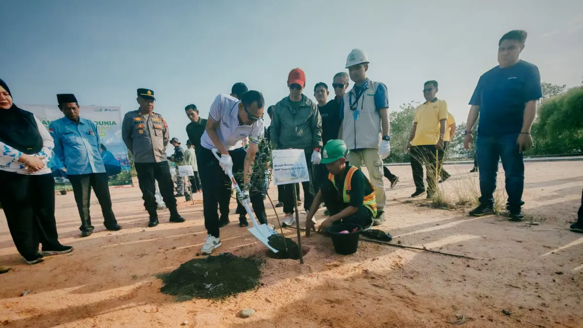 GM Pelindo Multi Terminal Branch Tanjungbalai Karimun, Joni Hutama menanam bibit pohon tanaman keras di median jembatan 2 Costal Area.