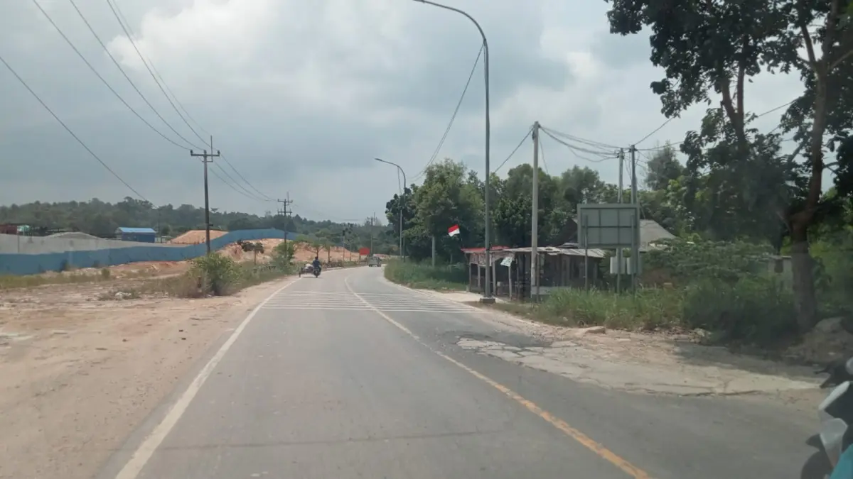Jalan Trans Barelang di pulau Setokok yang rusak. F.Eusebius/Batam Pos