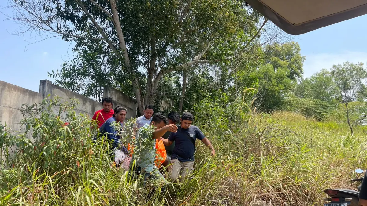 Jasad Geovani dievakuasi dari lahan kosong di belakang Kampus Putra Batam. F.Istimewa
