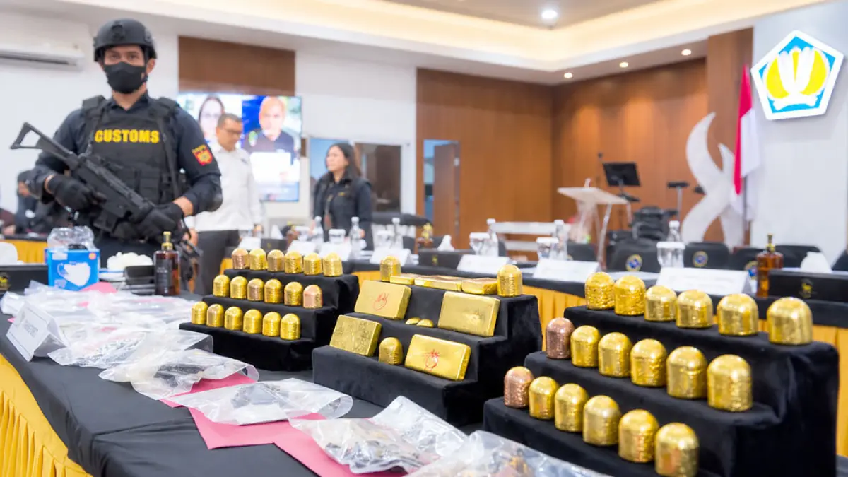 Barang bukti emas yang hendak diselundupkan ke China dan Dubai melalui Terminal 3 Bandara Internasional Soekarno-Hatta dengan total berat 23,793 kilogram senilai Rp63 miliar dipajang saat konferensi pers, di Kantor Bea Cukai Bandara Soekarno-Hatta, Tangerang, Banten, Kamis (13/8). Foto-foto: Putra M. Akbar/nym/ANTARA