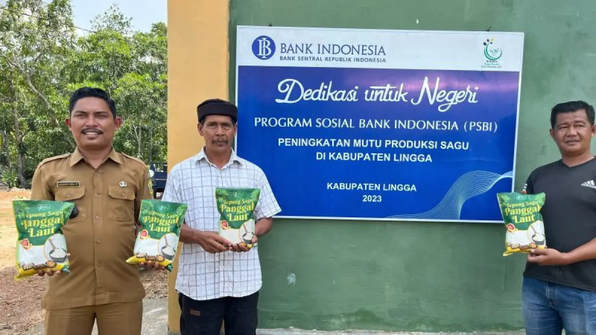  Kepala Desa Panggak Laut, Lingga, Agung Yuda (kiri) bersama Direktur BUMDes Karya Mandiri Mawardi (tengah) dengan produk tepung sagu di rumah produksi di Lingga, Kepri (12/8/2026). (ANTARA/Angiela)
