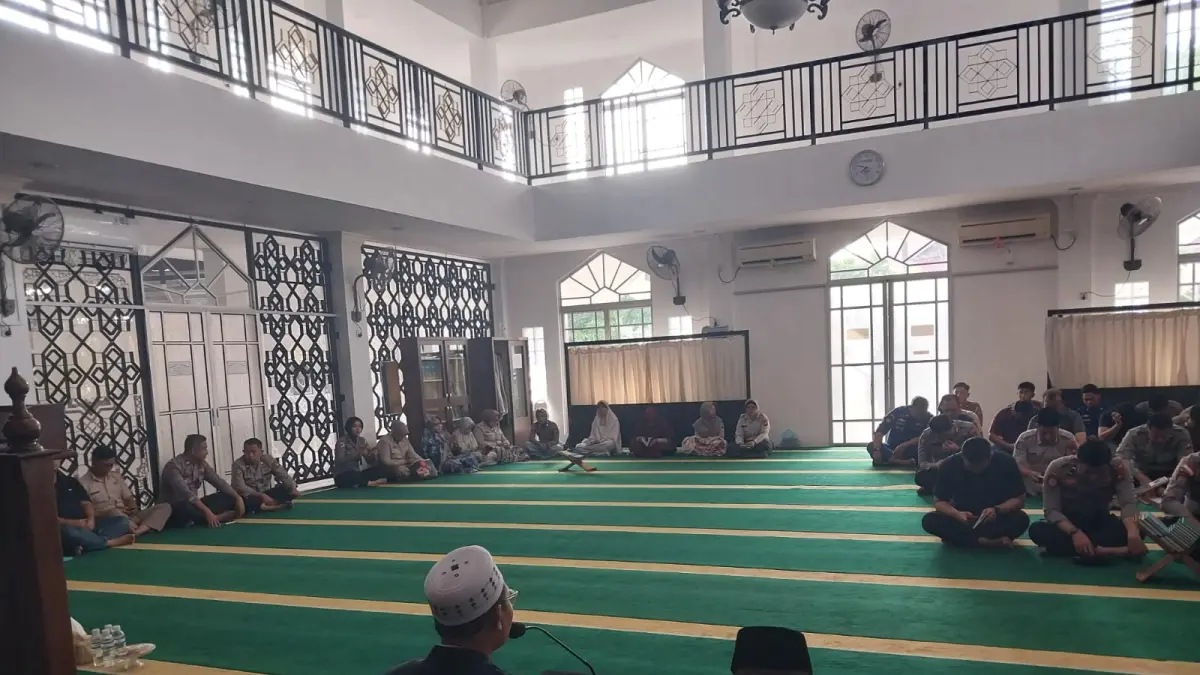 
Personel Polresta Barelang mengikuti kegiatan Bangun Karakter dari Pembinaan Rohani. F.Istimewa 