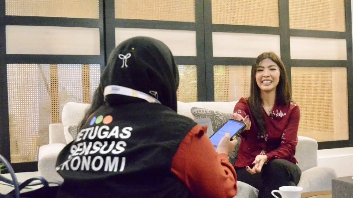 Petugas Sensus Ekonomi 2026 BPS Batam menemui salah satu responden SE di Batam, Kepri. (ANTARA/HO-BPS Batam)
