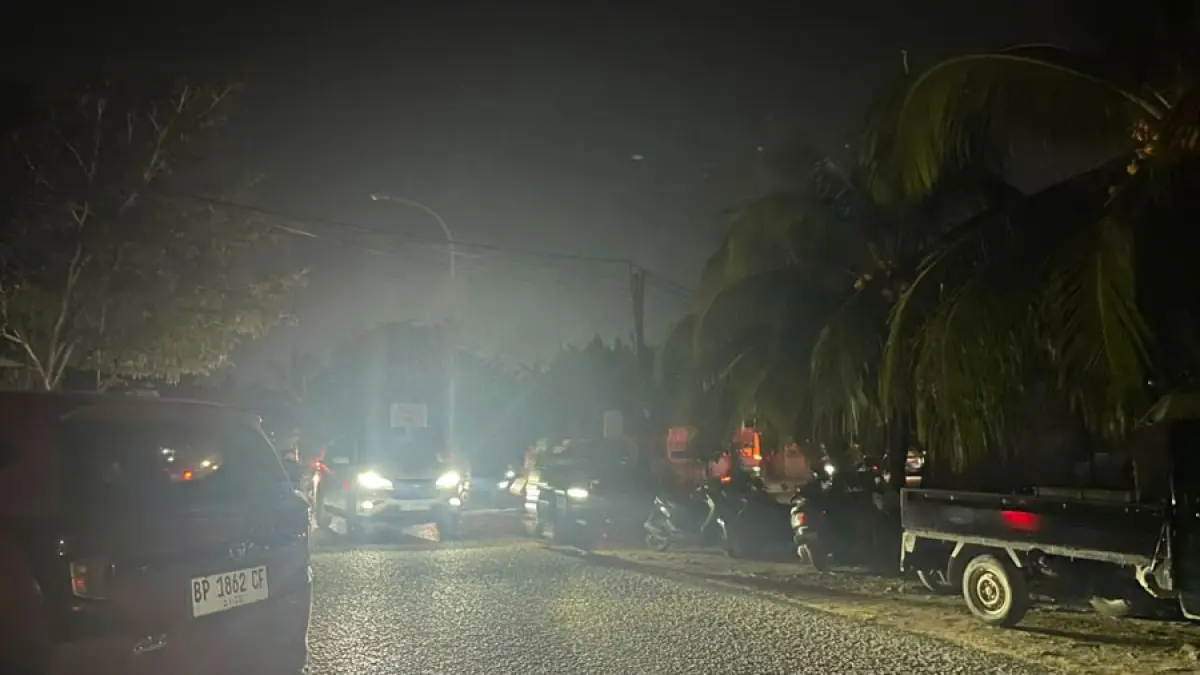 Warung makan menggunakan mesin diesel sebagai sumber listrik saat pemadaman di kawasan Piayu, Sei Beduk, Batam, pada Jumaat (14/8) malam. Foto: M. Sya’ban / Batam Pos