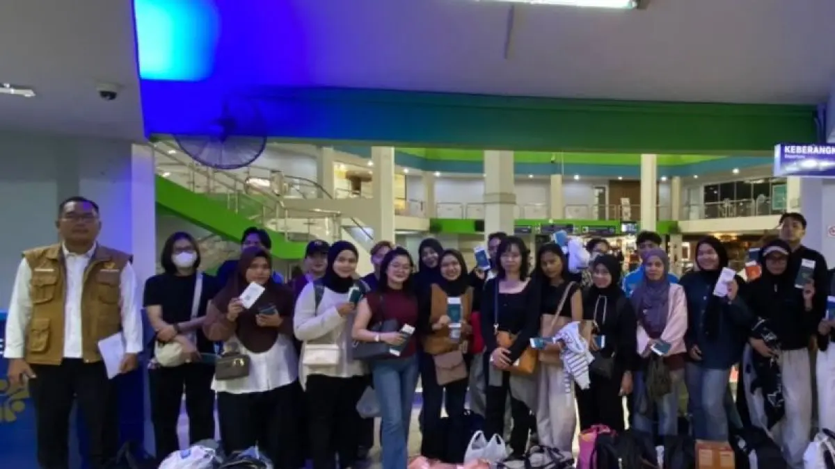 Calon PMI dan pendamping dari BP3MI foto bersama sebelum pemberangkatan di Pelabuhan Internasional Batam Centre di Batam, Kepri. ANTARA/HO-BP3MI Kepri