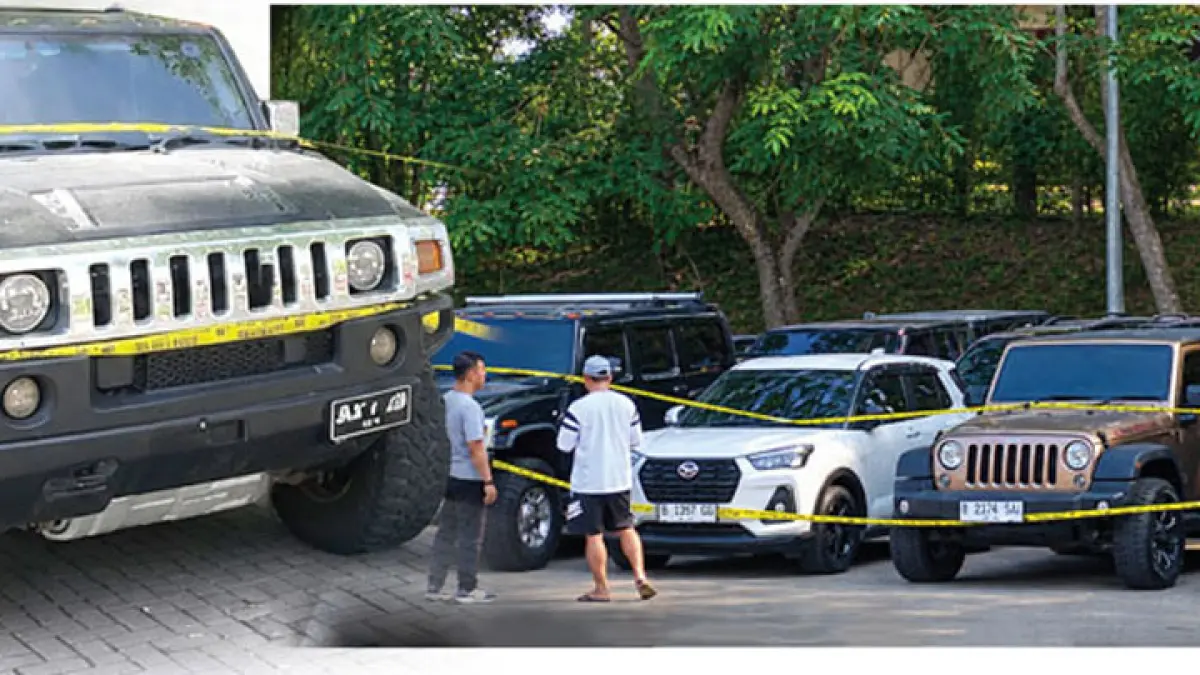 Belasan kendaraan termasuk sejumlah mobil mewah terlihat berjajar di Mapolda Kepri, Jumat (14/8). Mobil-mobil tersebut diamankan polisi karena diduga terkait pengembangan kasus penggerebekan narkoba di salah satu THM di Kota Batam. Foto: Istimewa untuk Batam Pos