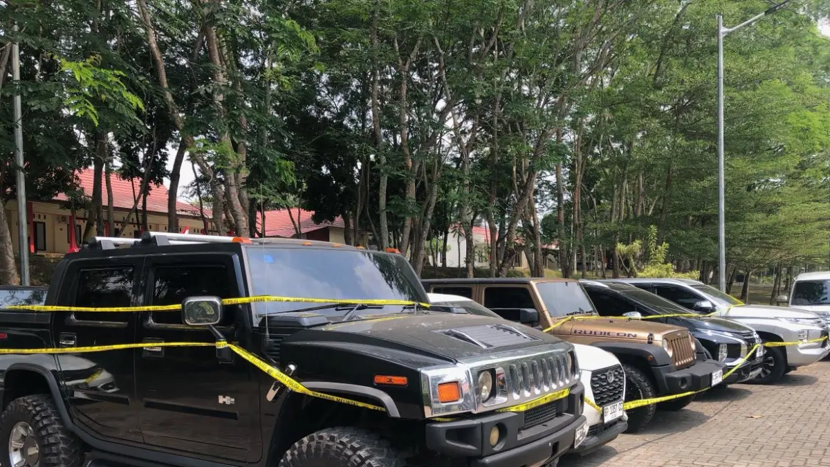  Deretan kendaraan roda empat terparkir di depan subdit Jatanras Polda, Sabtu (15/8).