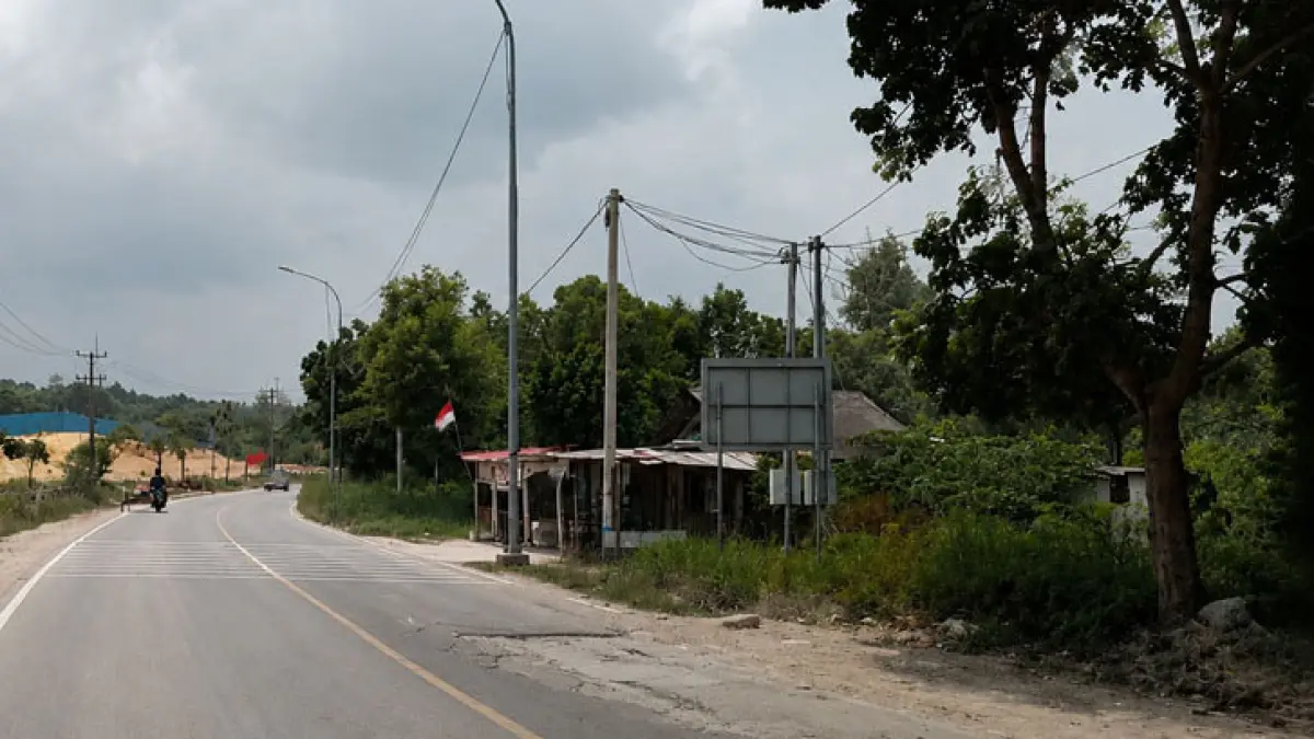 Jalan Trans Barelang di kawasan Pulau Setokok mengalami kerusakan dan dipenuhi lubang. Warga meminta pemerintah segera melakukan perbaikan. Foto: Eusebius Sara/Batam Pos