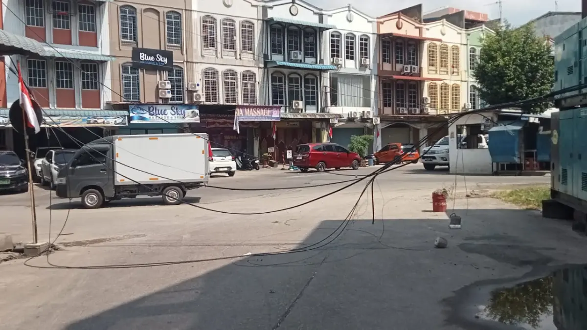 Kabel Menjuntai Tutup Akses Gang Ruko Paradise Centre