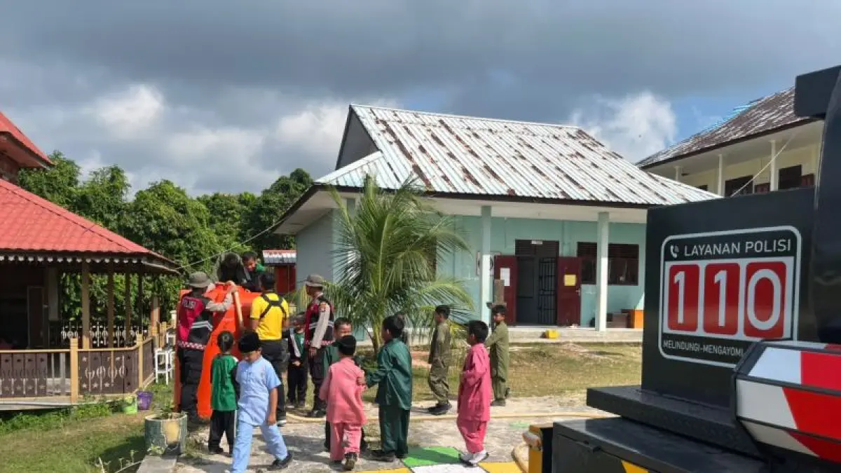 Pendistribusian air bersih di sekolah oleh Polres Natuna pada Jumat (14/8/2026). ANTARA/HO-Polres Natuna
