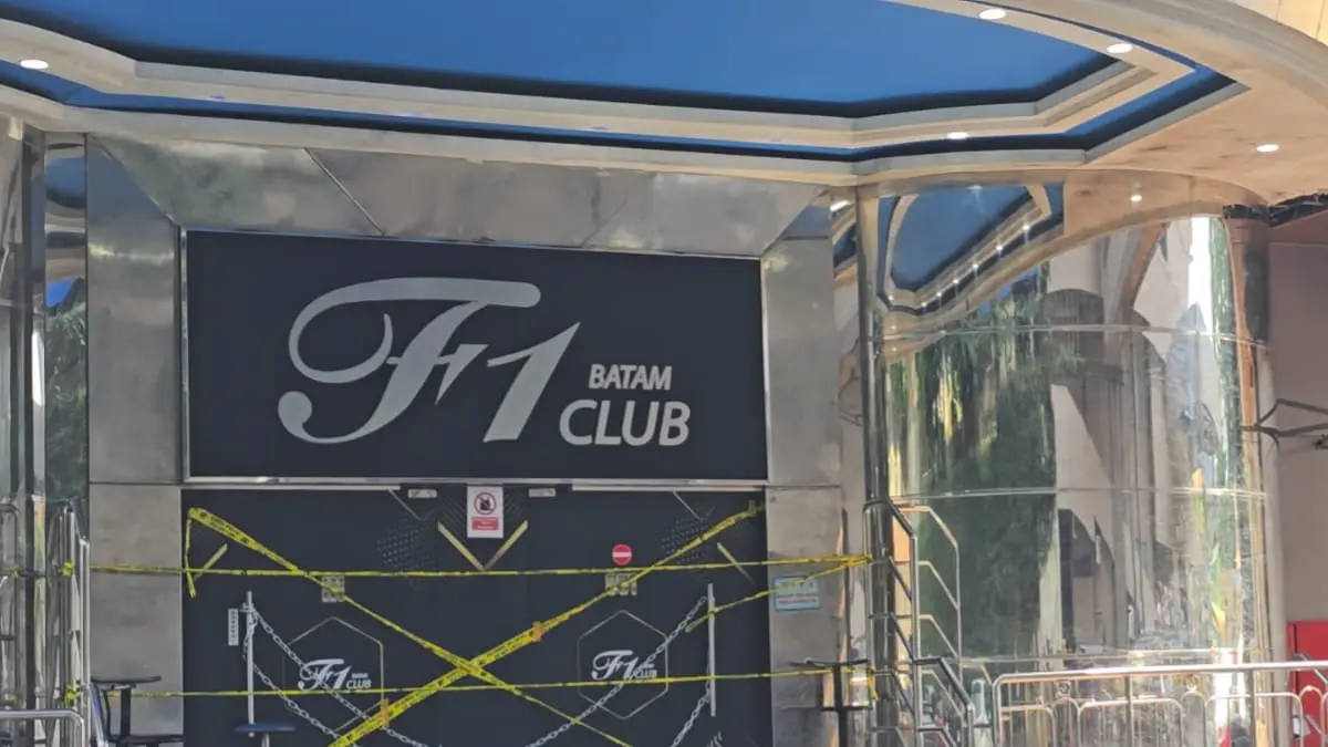 Penyidik Direktorat Tindak Pidana Narkoba Bareskrim Polri menyegel F1 Club.