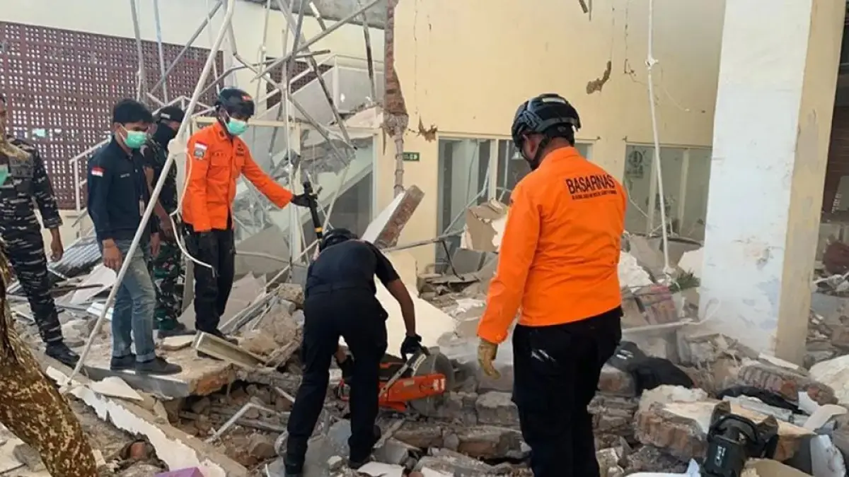 Personel Kantor SAR Maumere mengevakuasi korban bangunan roboh akibat guncangan gempa bumi bermagnitudo 7,7 di Nusa Tenggara Timur, Sabtu (15/8/2026). (ANTARA/HO-Kantor SAR Maumere/aa)