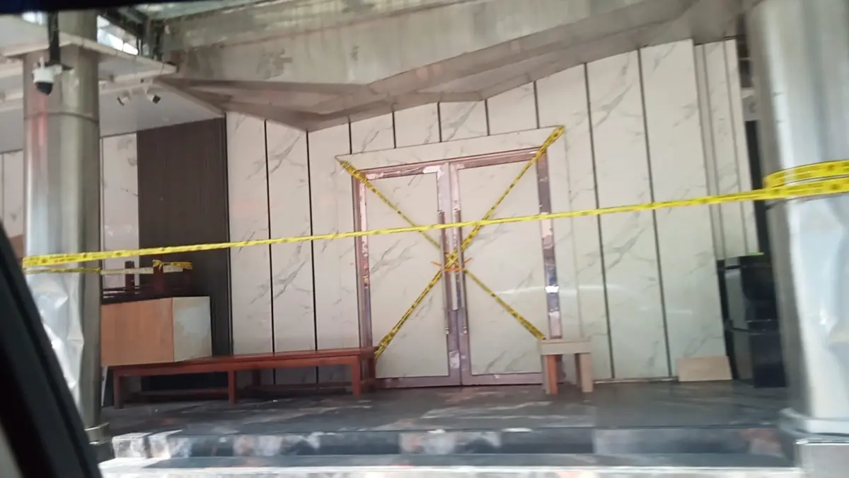 Pintu masuk P2 disegel polisi. (Batam Pos)