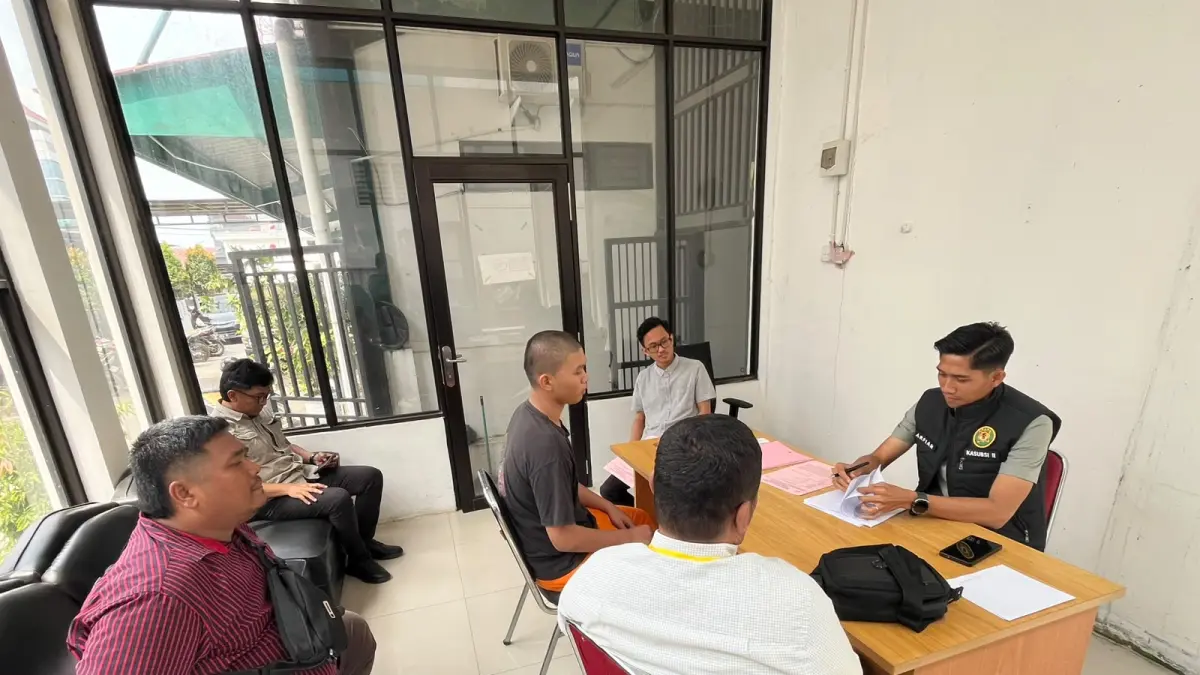 Polsek Bengkong menyerahkan tersangka dan barang bukti tahap II kepada Kejaksaan Negeri Batam setelah berkas perkara dinyatakan lengkap atau P-21 oleh jaksa penuntut umum. F. Istimewa