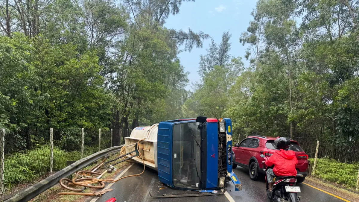Truk Tanki terbalik di Sungai Ladi. F. Istimewa 