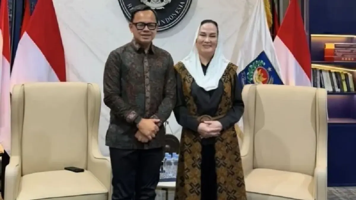 Bupati Natuna Cen Sui Lan (jilbab) saat bertemu Wamendagri Bima Arya Sugiarto beberapa hari lalu di Jakarta dalam rangka meminta rekomendasi dan dukungan untuk memajukan Natuna. ANTARA/HO-Pemkab Natuna