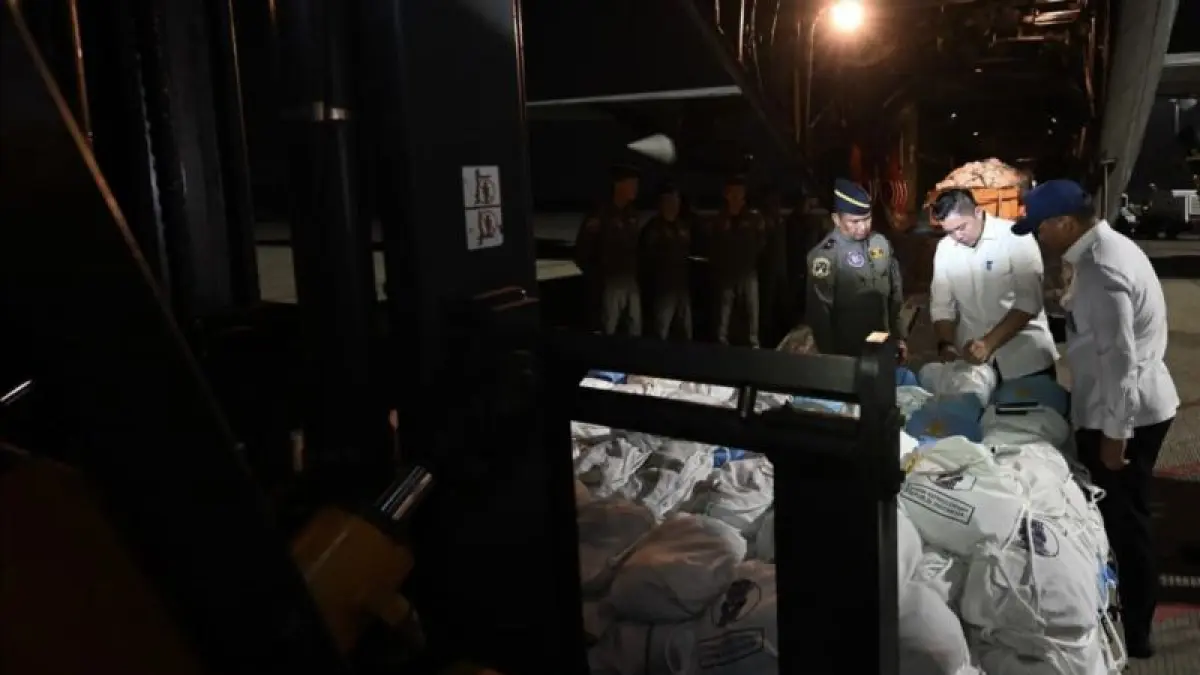Sekretaris Kabinet (Seskab) Teddy Indra Wijaya (tengah) di Pangkalan Udara TNI AU (Lanud) Halim Perdanakusuma, Jakarta, Sabtu (15/8/2026), mengecek paket bantuan untuk para pengungsi bencana gempa bumi di Nusa Tenggara Timur. ANTARA/HO-BPMI Sekretariat Presiden.