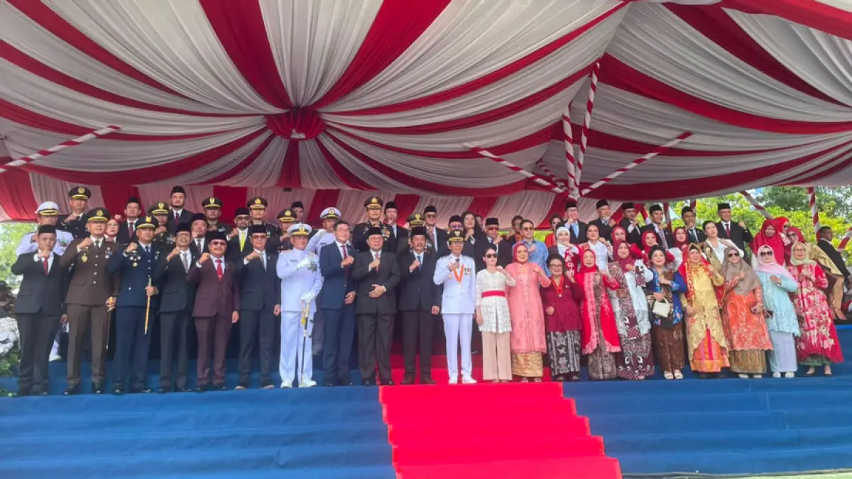 
Wali Kota Batam sekaligus Kepala BP Batam Amsakar Achmad dan mantan Wali Kota Batam sekaligus mantan Kepala BP Batam Muhammad Rudi menghadiri Upacara Peringatan HUT ke-81 Kemerdekaan Republik Indonesia di Alun-Alun Engku Putri, Batam, Senin (17/8). Momentum tersebut menjadi simbol kebersamaan dan komitmen melanjutkan pembangunan demi kesejahteraan masyarakat. Foto: Syaban / Batam Pos
