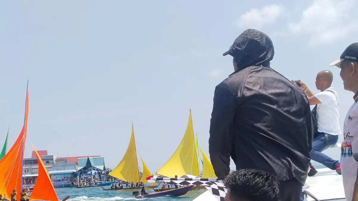 
Belasan ribu warga memadati Belakang Padang untuk menyaksikan Pacu Laut Penawar Rindu yang menjadi puncak perayaan HUT ke-81 RI.  F. Rengga Y / Batam Pos