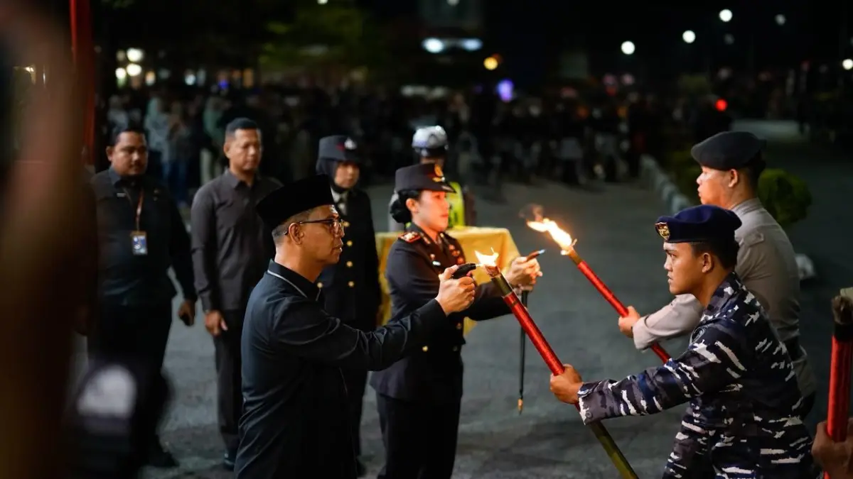 Bupati Karimun, Iskandarsyah didampingi Kapolres Karimun, AKBP Yunita Stevani menyalakan api saat upacara taptu.