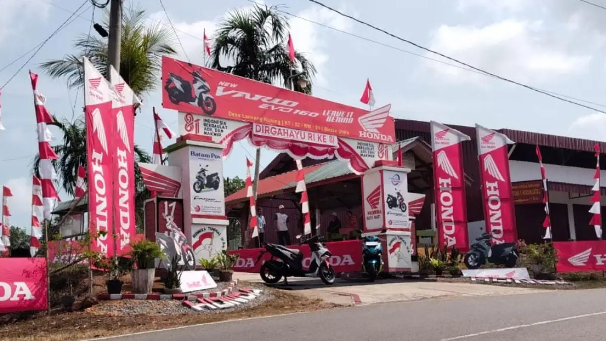 Gapura Honda yang dihias warga RT 002 Gang Akasia, Desa Lancang Kuning, Kecamatan Bintan Utara dalam rangka menyambut HUT Ke-81 Republik Indonesia. F.Kiriman Paulus untuk Batam Pos.