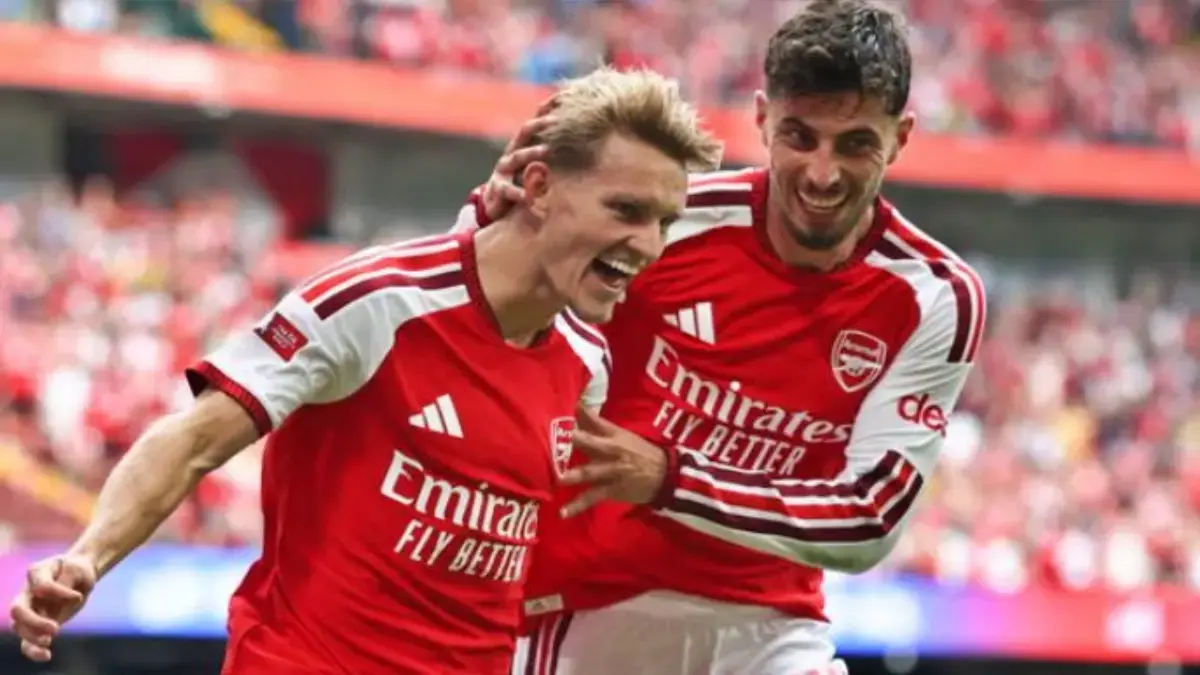 Martin Odegaard mencetak gol ketiga Arsenal ke gawang Manchester City di Community Shield. (guardian)