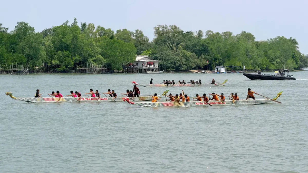 Para peserta lomba sampan naga berlaga di perairan depan Taman Rekreasi Desa, Desa Kuala Sempang, Kecamatan Seri Kuala Lobam. F.Slamet Nofasusanto/Batam Pos.