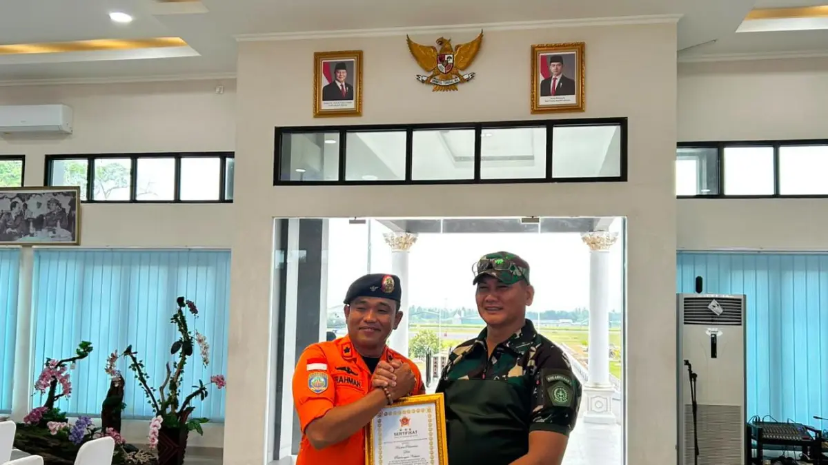 Penghargaan diserahkan langsung oleh Panglima Kogabwilhan I, Letnan Jenderal TNI Kunto Arief Wibowo kepada Kepala Kantor SAR Natuna, Abdul Rahman, di Graha Serasan Lanud Raden Sadjad, Natuna. Batam Pos/F. KPP Natuna