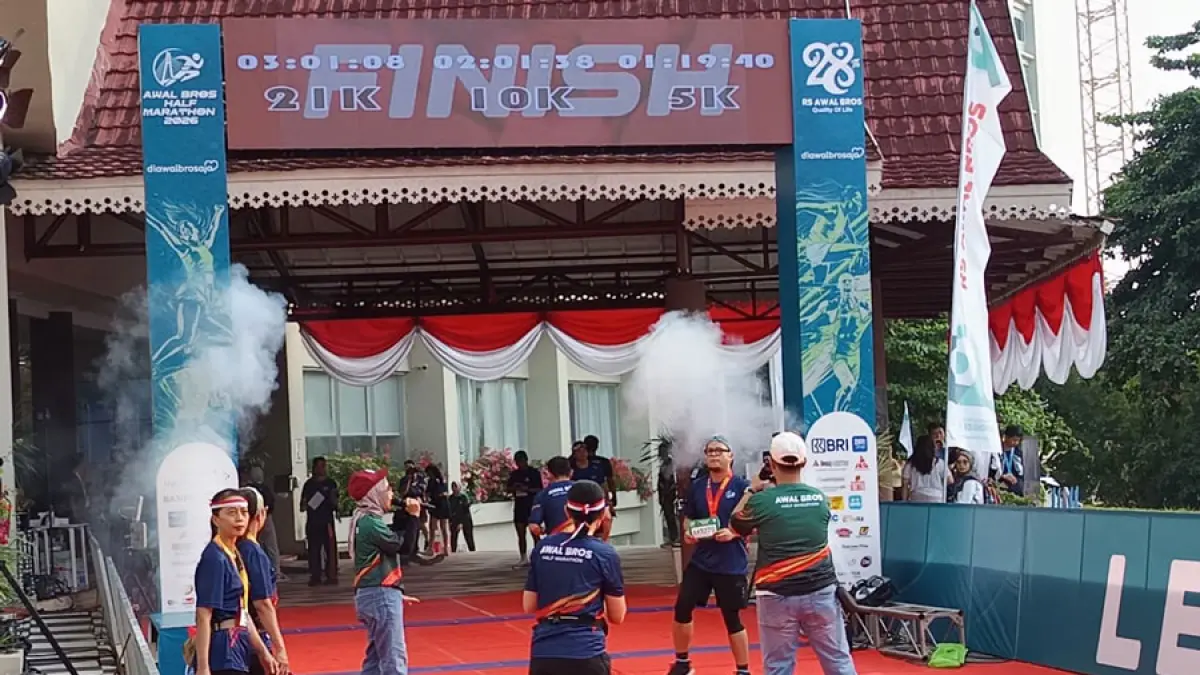 Peserta Marathon di Garis Finish dalam acara Awal Bros Half Marathon 2026. Acara itu digelar dalam memperingati HUT ke 28 Awal Bros Group, Minggu (16/8) F. Jamaluddin/Batam Pos