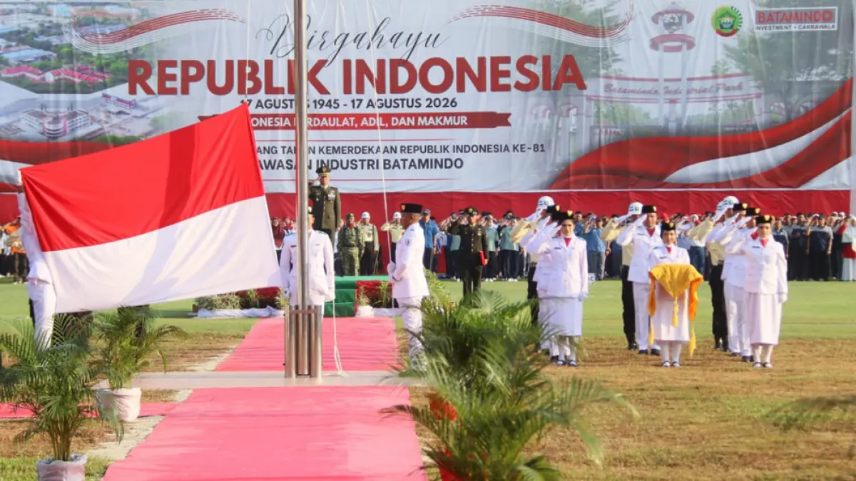 PT Batamindo  Invesment Cakrawala mengggelar  upacara pengibaran Bendera Merah Putih peringatan HUT kemerdekaan RI ke 81 dilapangan Community Center Batamindo , Senin (17/8). F Cecep Mulyana/Batam Pos