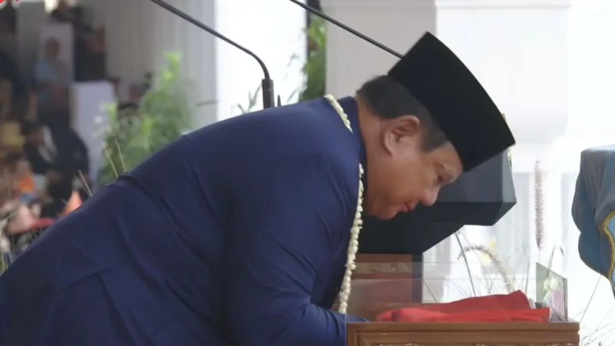 Tangkapan layar - Presiden Prabowo Subianto merunduk untuk mencium bendera Merah Putih dalam Upacara Peringatan Detik-Detik Proklamasi Kemerdekaan ke-81 Republik Indonesia di Istana Merdeka, Jakarta, Senin (17/8/2026) ANTARA/Prisca Triferna