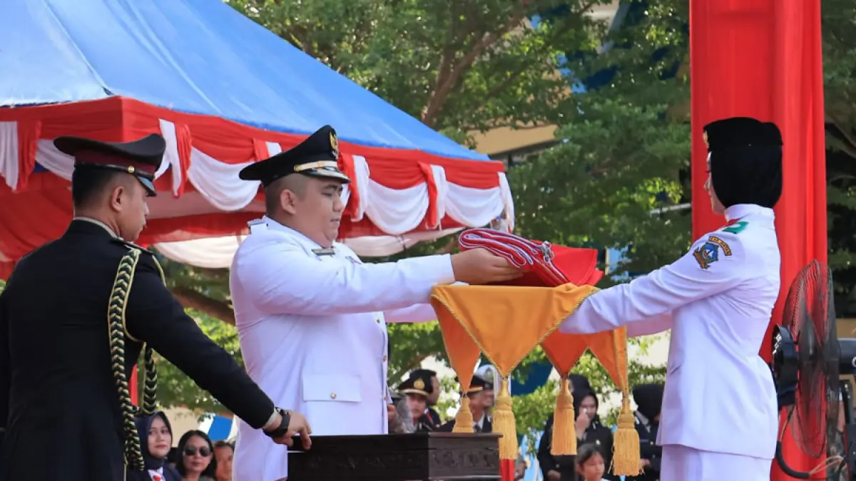 Upacara HUT Ke-81 RI tingkat Kabupaten Bintan yang dipimpin Bupati Bintan, Roby Kurniawan di Lapangan Monumen Relief Antam Kijang, Kecamatan Bintan Timur pada Senin (17/8/2026). F.Kiriman Zoko untuk Batam Pos.