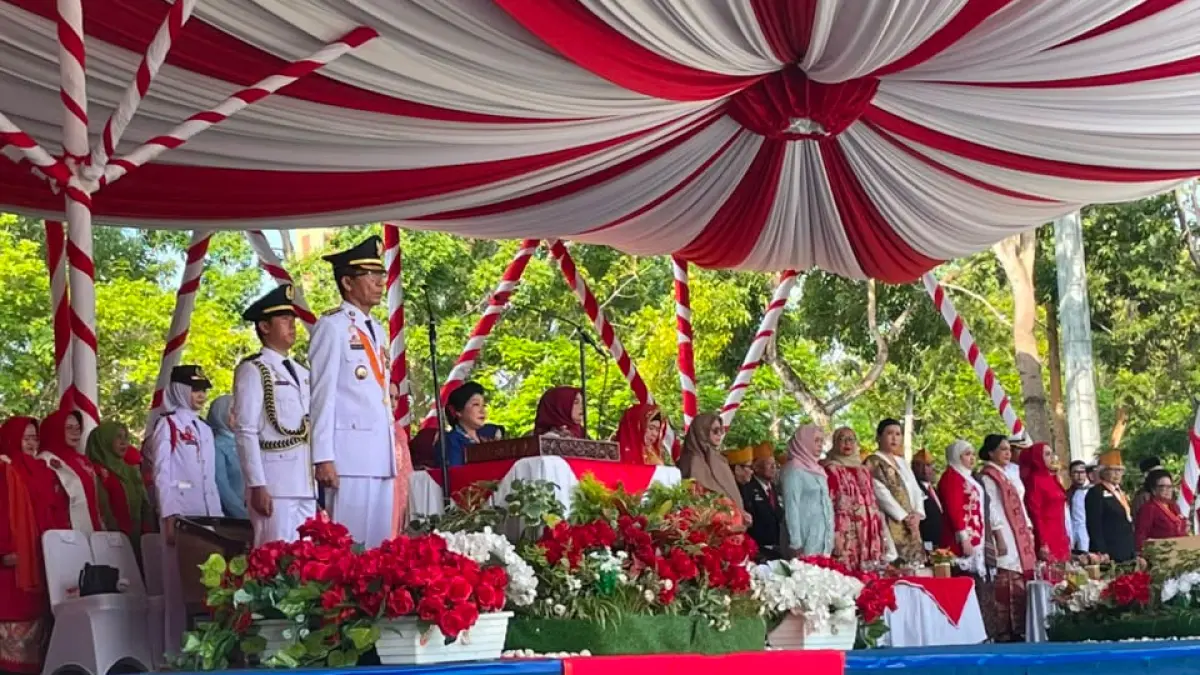 Wali Kota Batam sekaligus Kepala BP Batam Amsakar Achmad memimpin upacara HUT ke-81 Kemerdekaan RI di Alun-Alun Engku Putri, Senin (17/8).   F. M. Syaban / Batam Pos