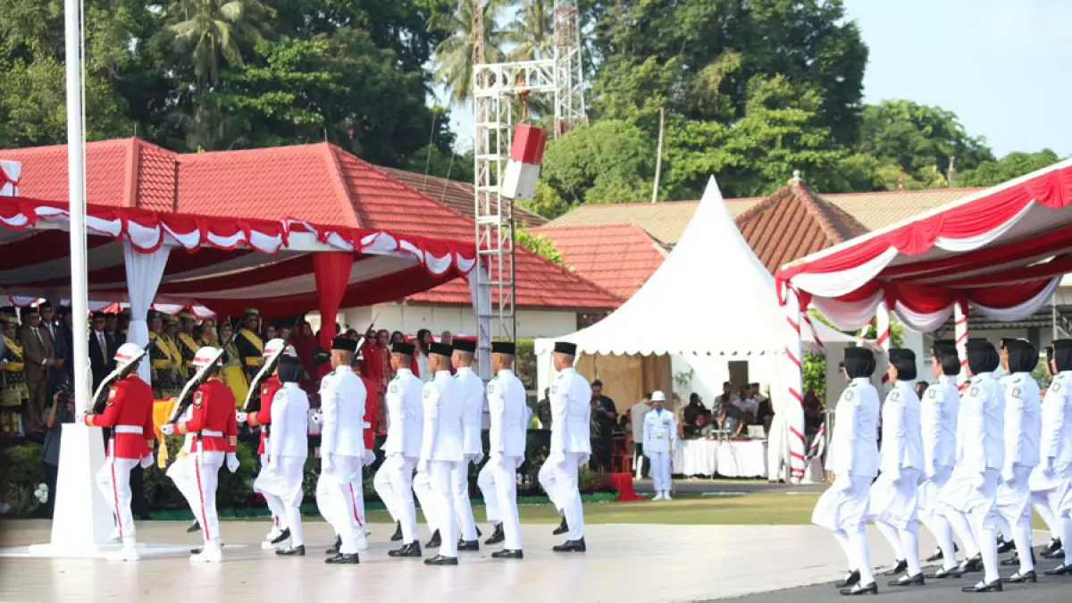 Detik-detik pengibaran bendera merah putih pada momen HUt ke-81 RI di Gedung Daerah Tanjungpinang, Senin (17/8). F. Mohamad Ismail/Batam Pos