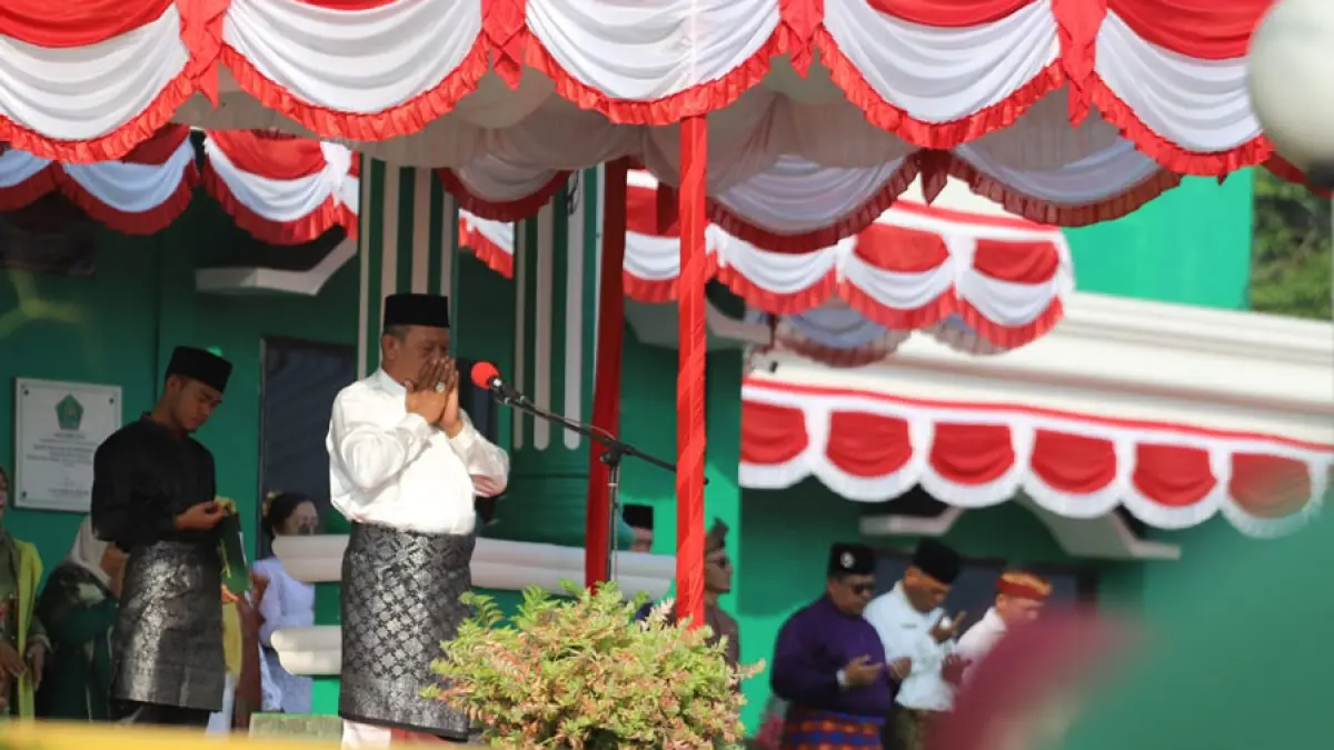 Kanwil Kemenag Kepri turut memanjatkan doa untuk daerah-daerwah yang terkena bencana di Indonesia disela-sela peringatan upacara HUT Kemardekaan RI ke-81 di Halaman Kantor Kanwil Kemenag Kepri, Tanjungpinang, Senin (17/8). F.. Kemenag Kepri
