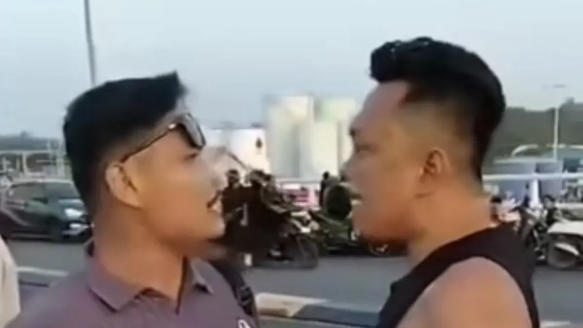 Keributan di Jembatan Barelang karena pungutan biaya parkir. Foto: tangkapan layar video warga