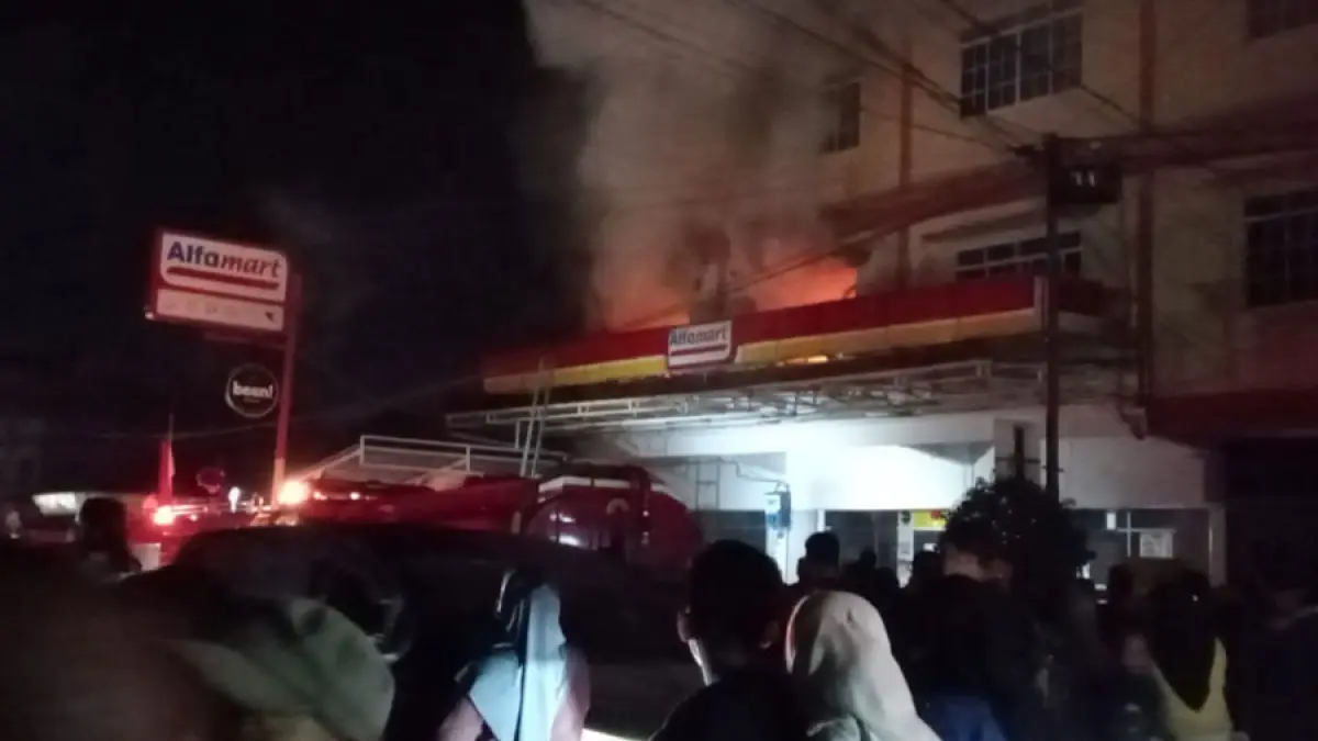 Kobaran api membakar lantai dua ruko Alfamart di Jalan Raya Permaisuri, depan Kampung Kamboja, Tanjunguban, Kecamatan Bintan Utara pada Senin (17/8/2026) malam. F.Kiriman Bambang untuk Batam Pos.