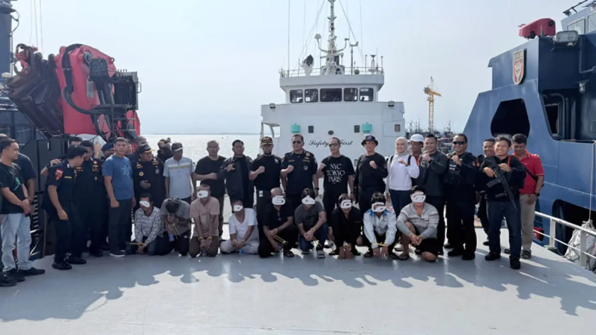 Tim gabungan BNN, Bea Cukai, dan Polda Kepri mengamankan kapal asing MV Ocean Porter yang diduga mengangkut narkotika jenis methamphetamine di perairan Tanjung Parit, Bengkalis, Riau, Senin (17/8/2026). Kapal kemudian ditarik ke Pelabuhan Pangkalan Bea Cukai Karimun untuk pemeriksaan dan penghitungan barang bukti./Dok. Istimewa