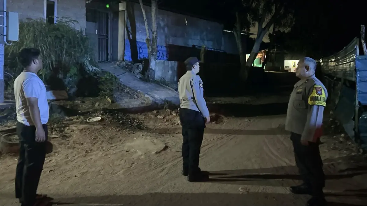 Personel Polsek Batam Kota mendatangi Baloi Kolam setelah menerima laporan layanan 110. F.Istimewa
