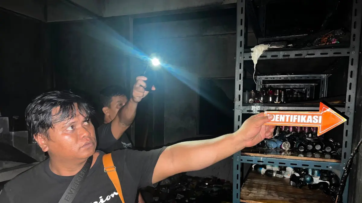 Polisi melakukan olah TKP di lokasi kebakaran lantai dua Alfamart di Jalan Permaisuri, Tanjunguban, Kecamatan Bintan Utara pada Senin (17/8/2026) malam. F.Kiriman H.P Bako untuk Batam Pos