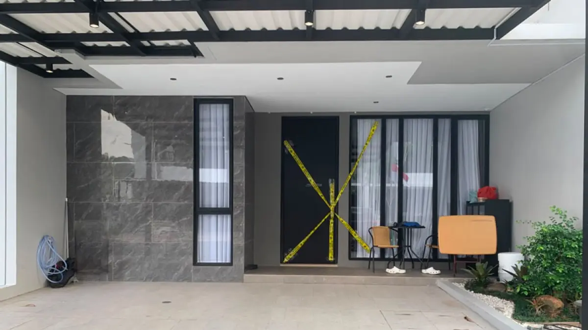 Rumah Akau dengan dua lantai di Garden Avenue Residence, Cluster Rosewood, Bengkong, Kota Batam, dipasang garis polisi melintang, Selasa (18/8) F. Istimewa