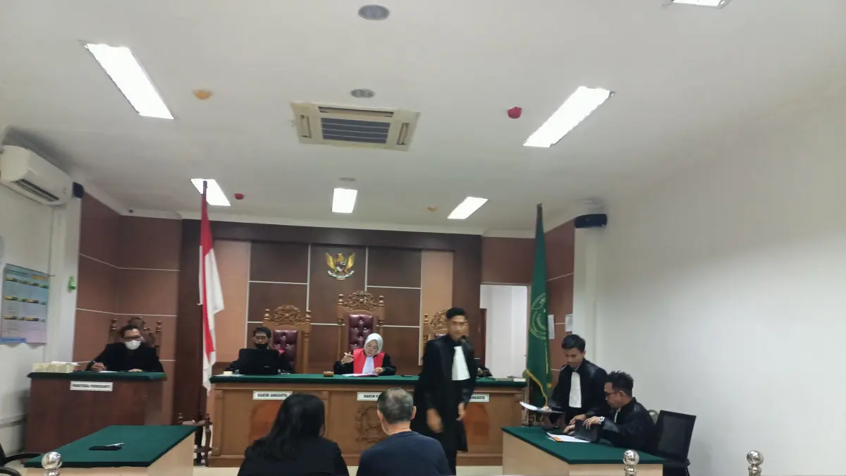 Terdakwa Kim Dong Gyun  Warga negara Korea Selatan didampingi Translatornya saat duduk di Kursi Pesakitan Pengadilan Negeri Batam, Selasa (18/8) F. Jamaluddin/Batam Pos