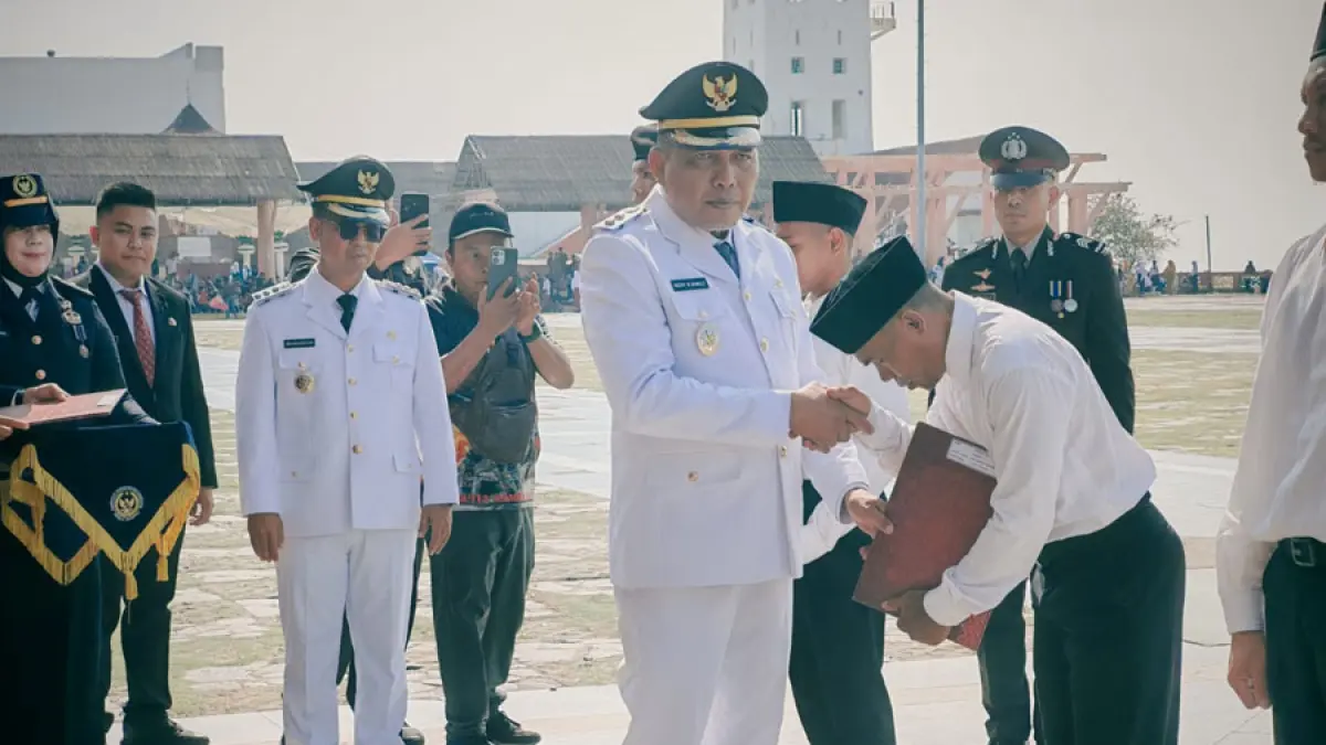  Wakil Bupati Karimun, Rocky Marciano Bawole menyerahkan surat remisi kepada seorang narapidana warga binaan Rutan Kelas IIB Tanjungbalai Karimun   F. Sandi Prfam / Batam Pos