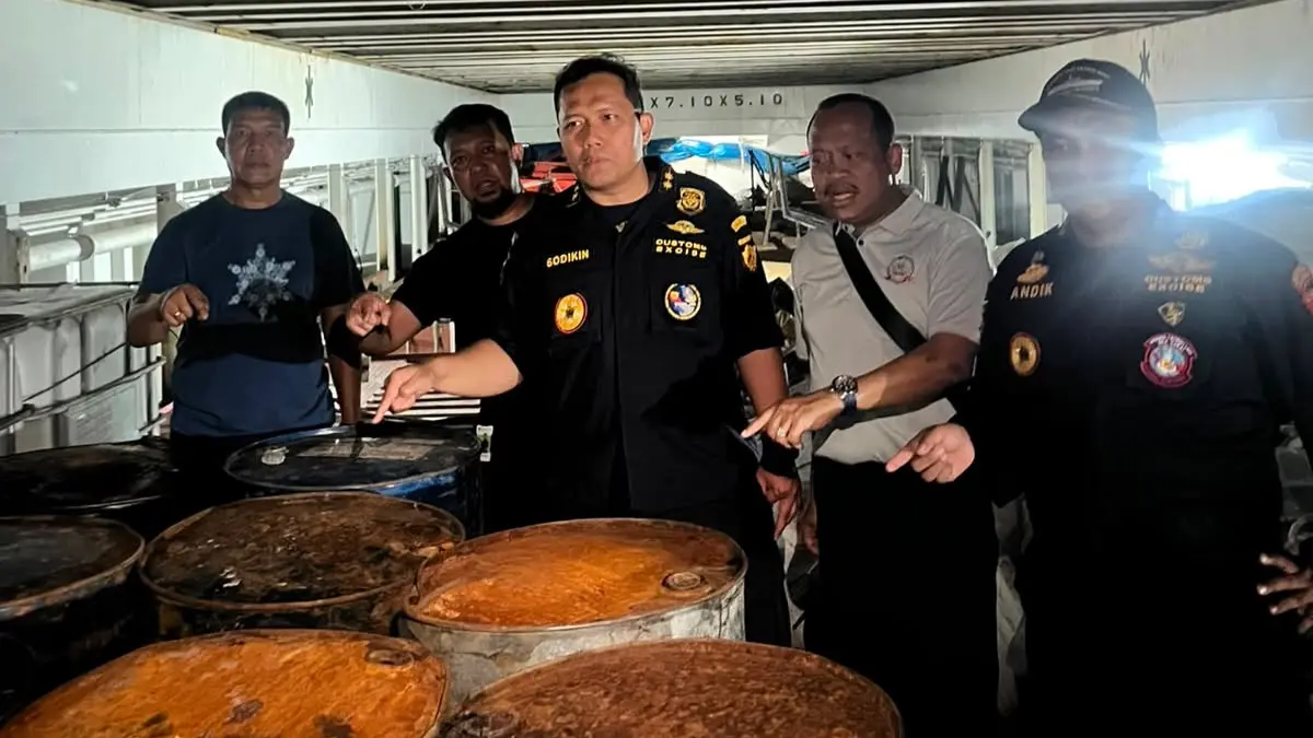 Kepala Kanwil Direktorat Jenderal Bea dan Cukai Kepulauan Riau, Sodikin, bersama tim gabungan dari BNN, Bea Cukai, dan Polda Kepri, saat menggeledah dan menemukan diduga methamphetamine atau sabu cair di kapal MV Ocean Porter. Foto: Dokumentasi Kanwil BC Khusus Kepri
